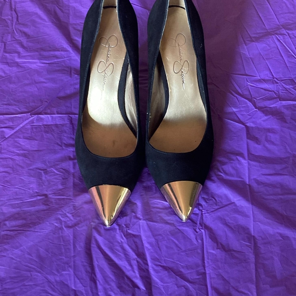 Jessica Simpson's black gold pump